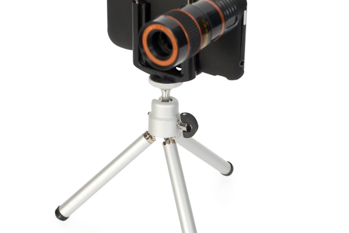 The Eye Scope is an 8x optical zoom lens for use with iPhone cameras (Photo: Firebox)