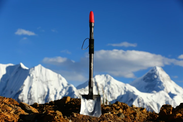 Shen Ao's DG multifunctional shovel is a shorter model with a few less tools