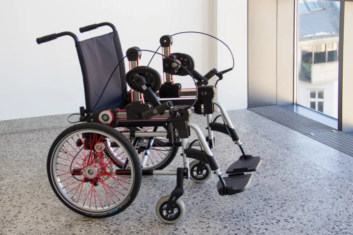 The wheelchair features dual drive cranks, and dual disc brakes