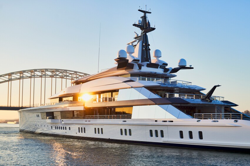 The Bravo Eugenia can accommodate 14 guests and 30 crew members