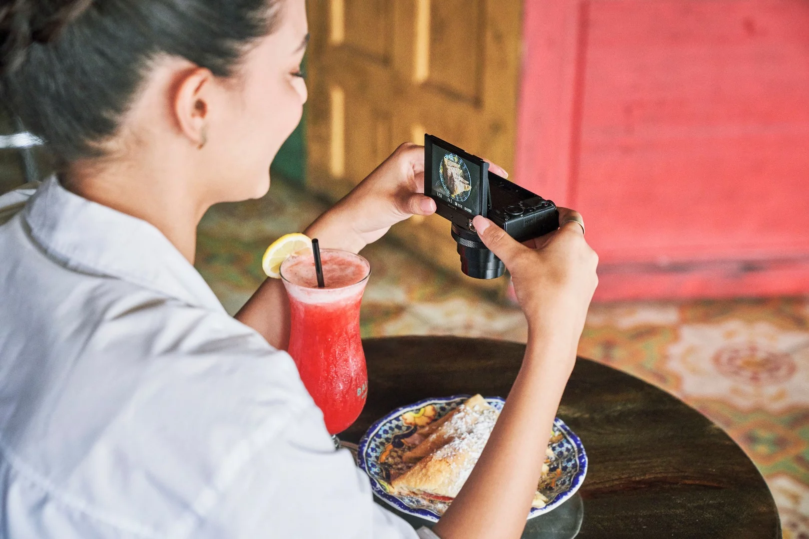 The Sony RX100 VII features an electronic viewfinder