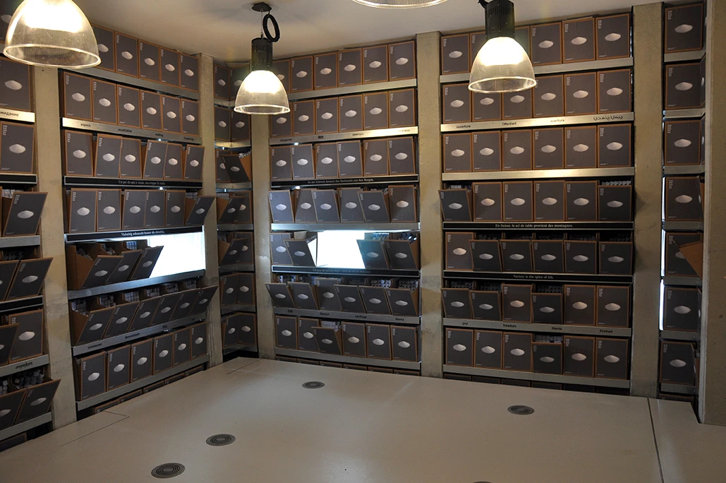 The floor is actually the base of a huge elevator, which lowers gradually as the boxes of produce empty