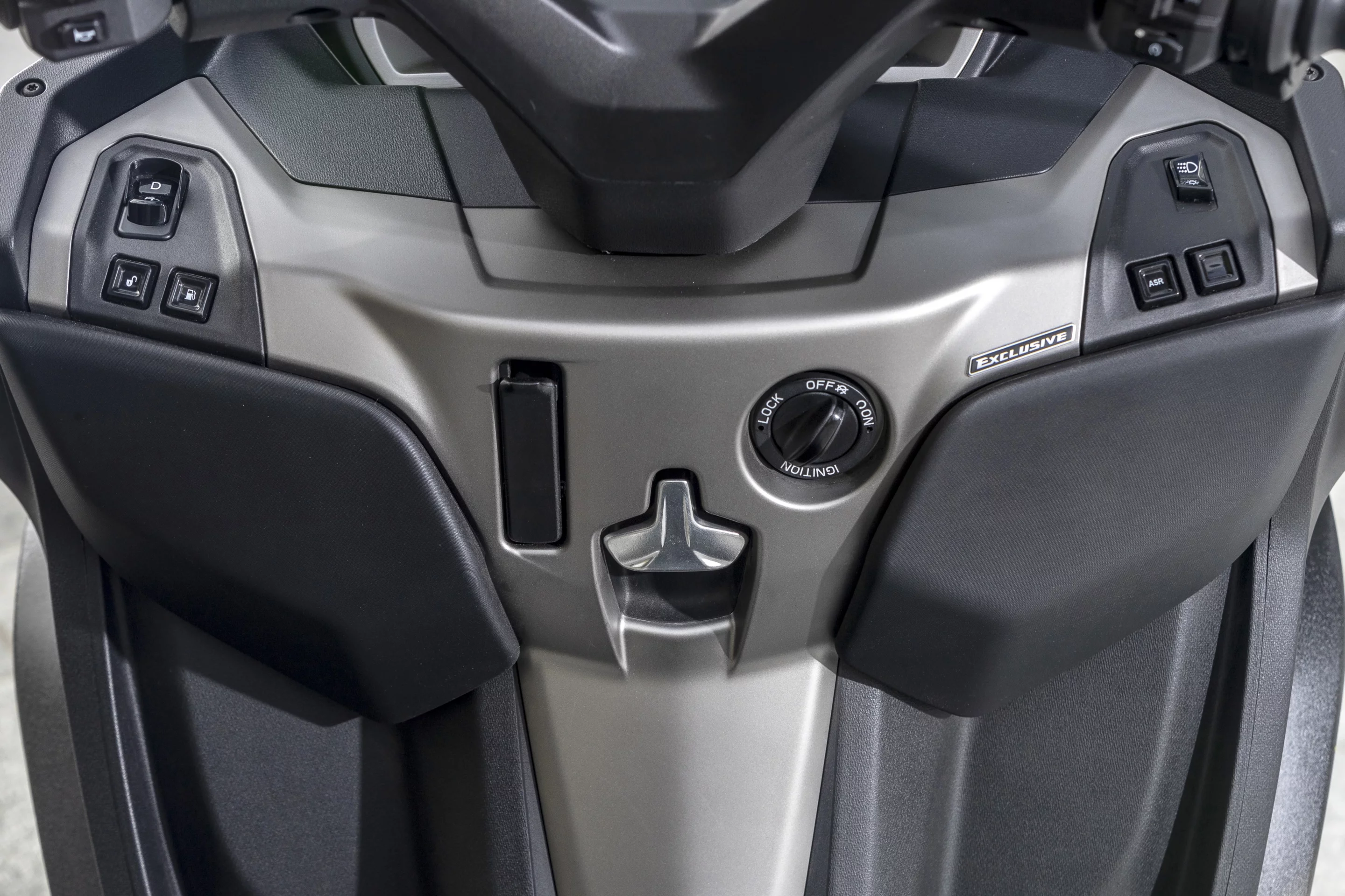 The controls under the handlebars of the 2022 Piaggio MP3 include the central keyless switch, as well as the reverse gear button up left