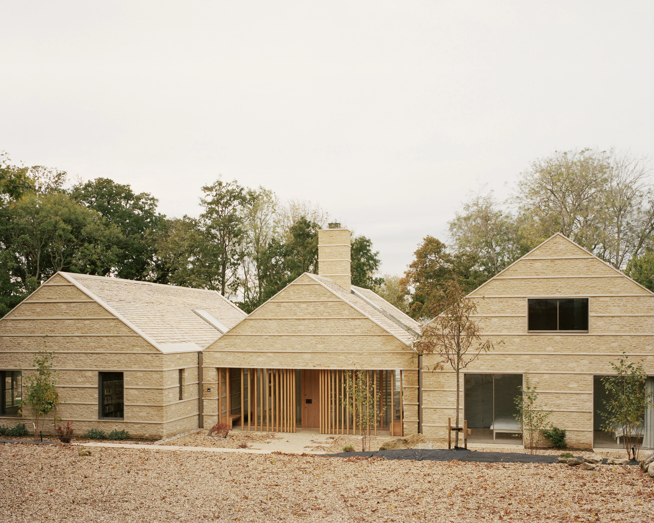 Island House was designed by Miya Ushida Architects, and is located on the Isle of Wight