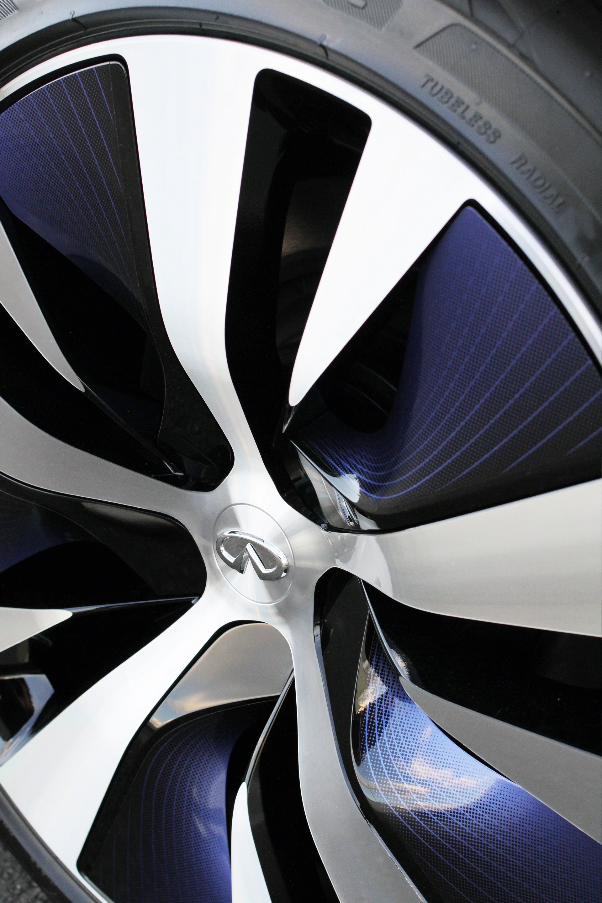 The aluminum alloy wheels received aerodynamic treatment