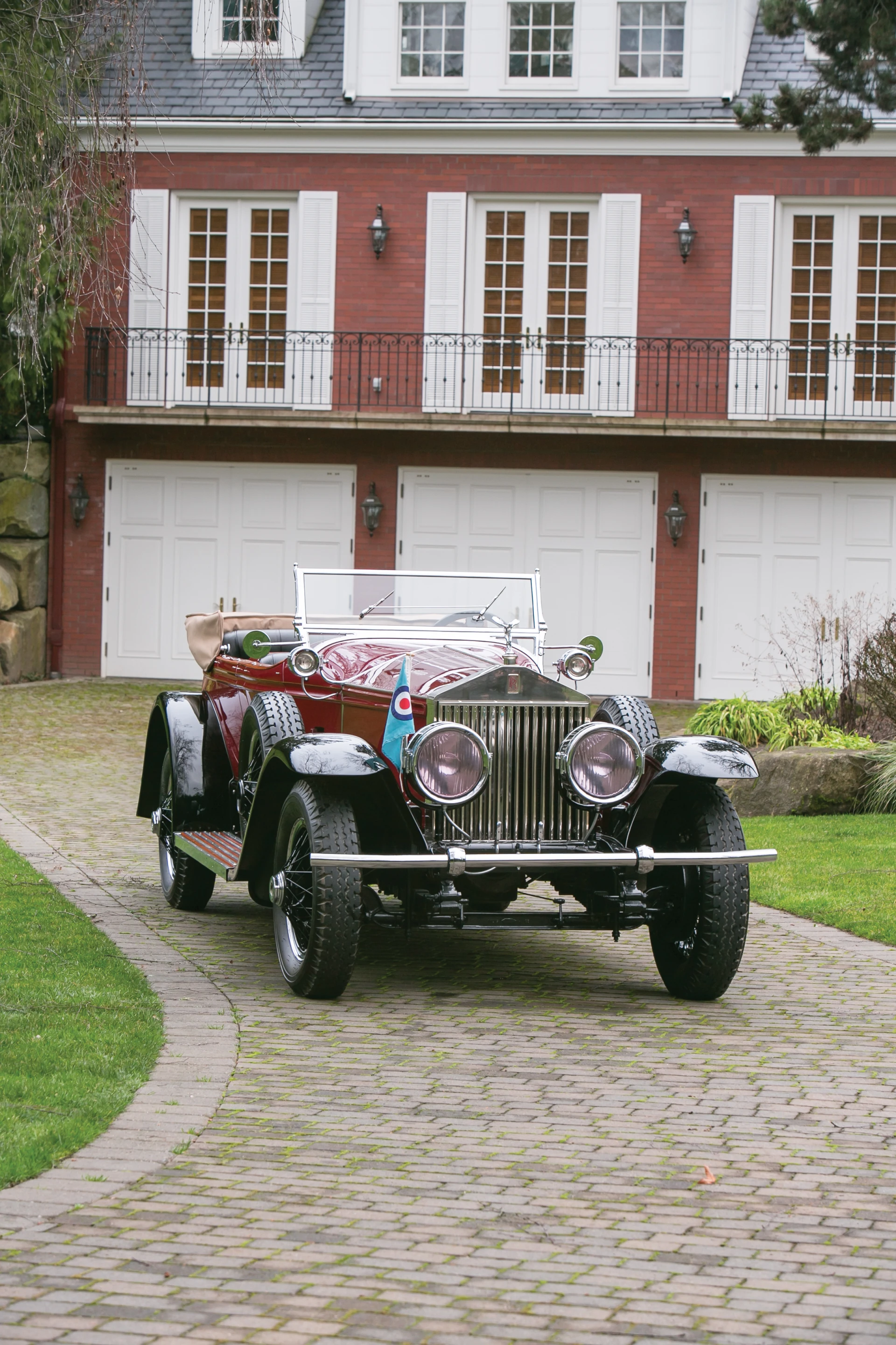 The Phantom I runs on a 113–120 bhp, 7,688 cc OHV inline six-cylinder engine