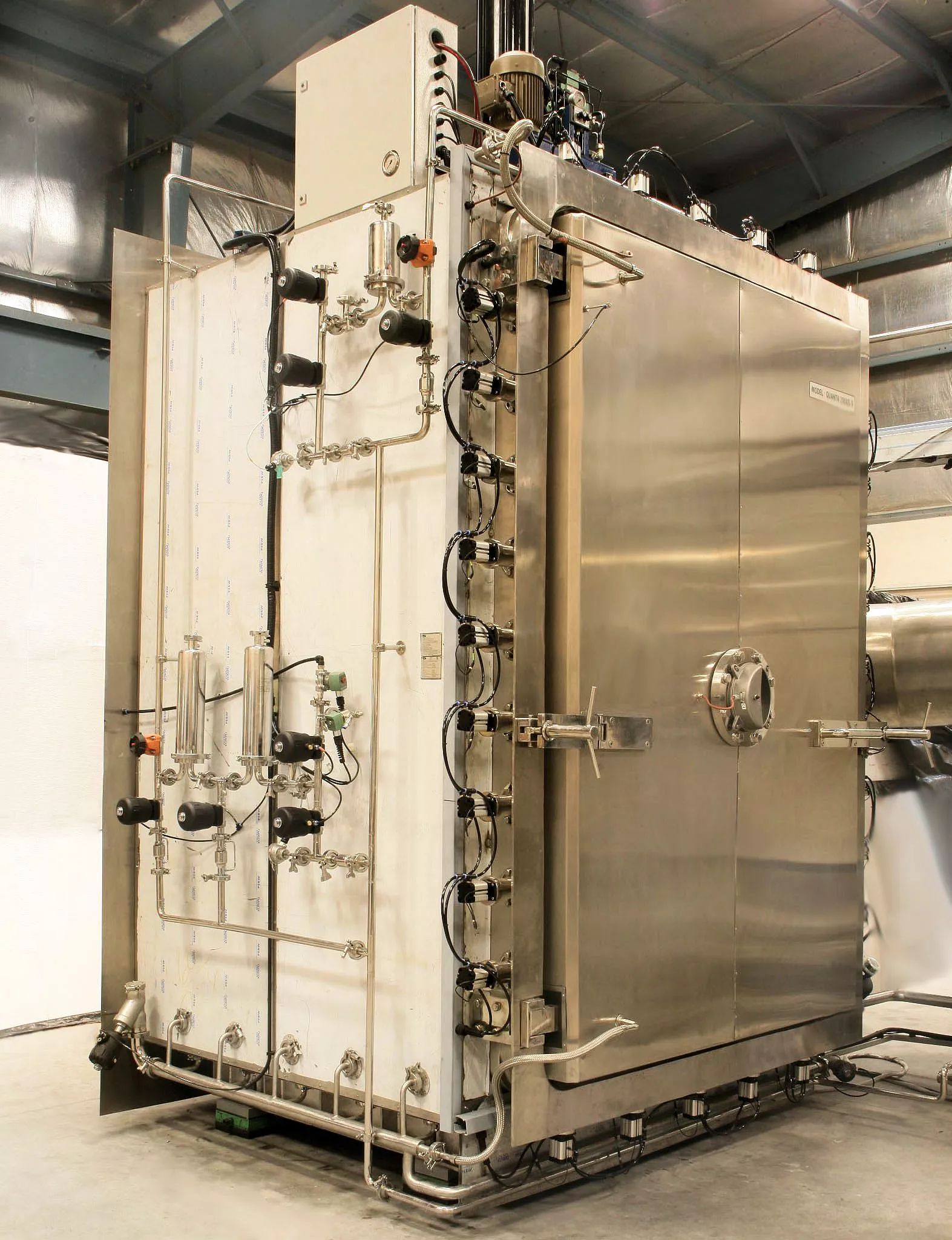 Production freeze drying unit (Photo: Millrock at Wikipedia)