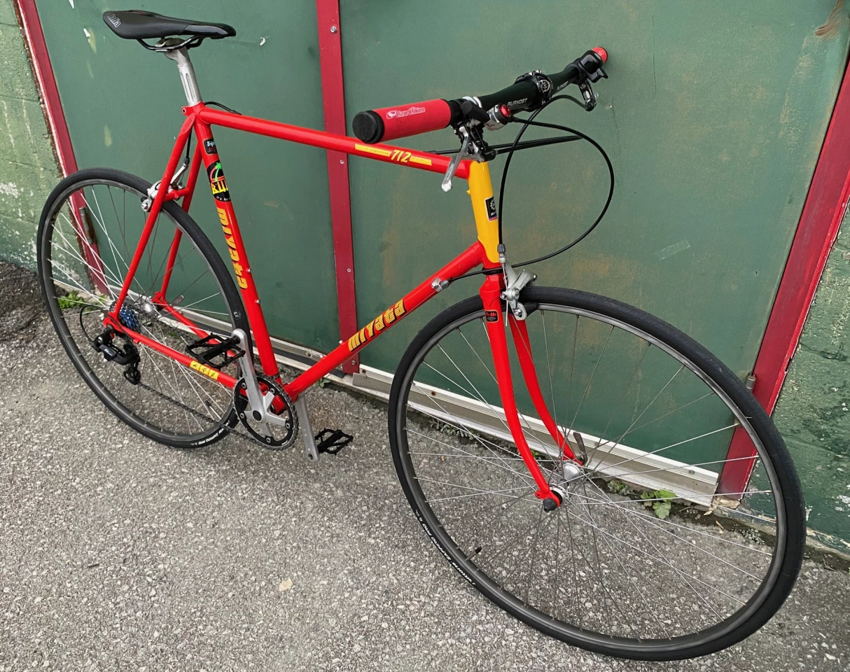 Buffalo, New York-based restorer Timothy Murray Williamson gave this late-80s Miyata 712 a 1 x 6 drivetrain and a flat handlebar