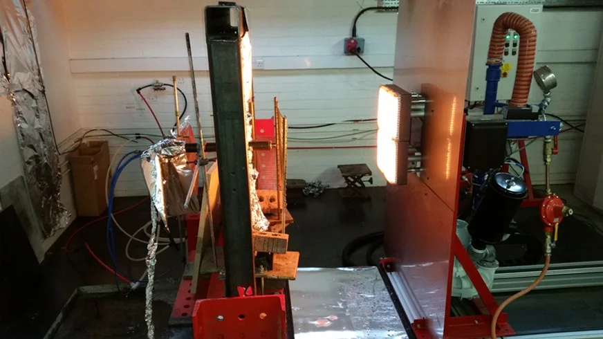 Researchers from Empa tested a SAP-containing concrete slab with a radiant heater. Some discolouring emerged at the surface of the concrete element, but no severe damage occurred