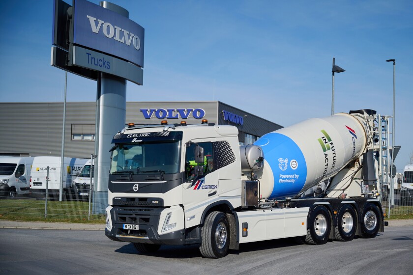 Volvo Trucks entregó su primer camión mezclador de concreto pesado completamente eléctrico a CEMEX. Crédito: Volvo Trucks