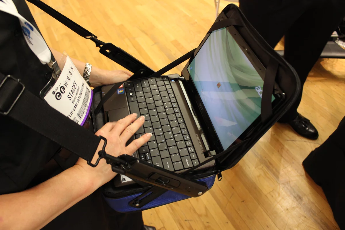 The Flipcase looks like a regular shoulder bag, but can be flipped in seconds so you can use your laptop or tablet while you're standing (Photo: Ben Coxworth/Gizmag)