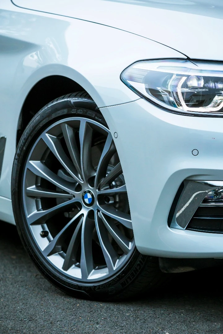 The M Sport package includes 19” BMW M light alloy wheels