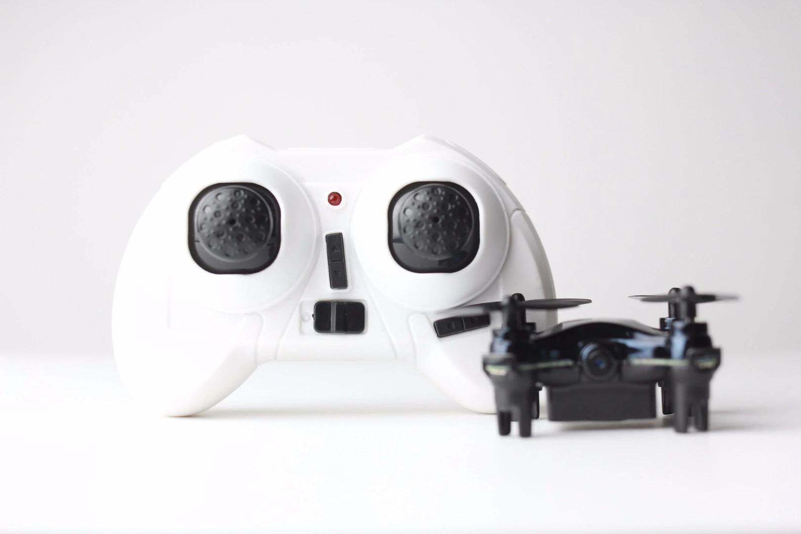 Aimed at novice pilots, Vidius ships with a set of pre-programmed flight maneuvers such as flips and rolls