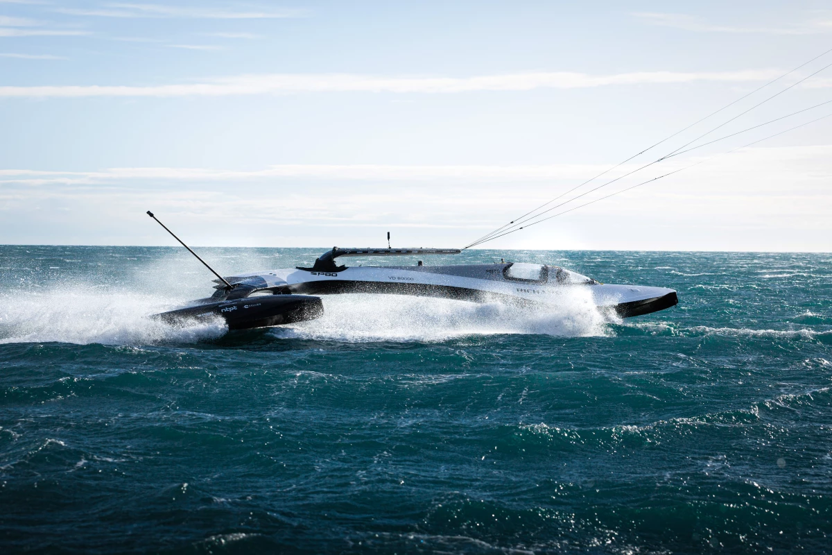 Pulled upward by the kite sail, the SP80 runs an opposing foil underwater to pull it back down