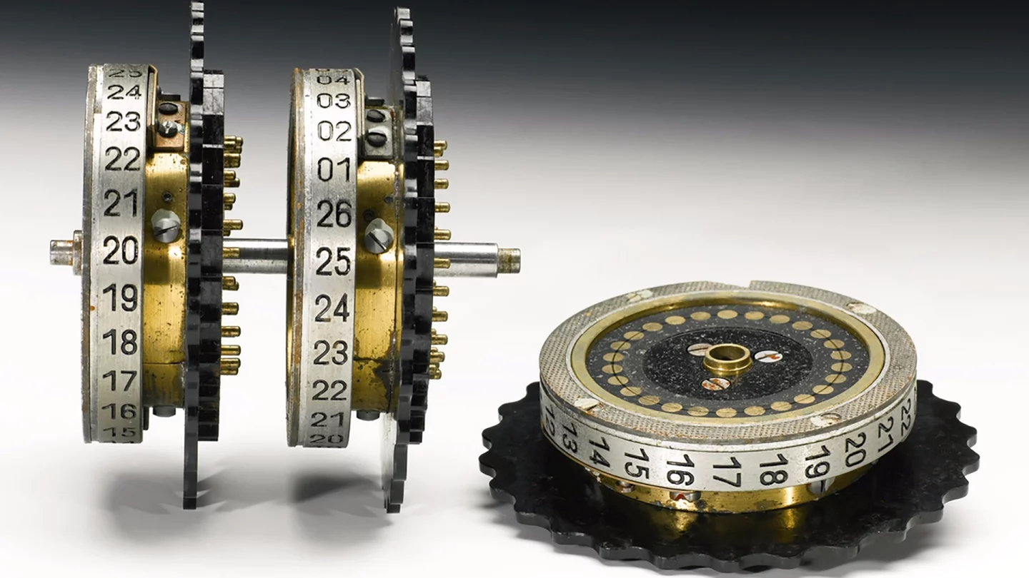 The 1943 example includes three rotors, and was sold complete with an oak hinged-lid carrying case