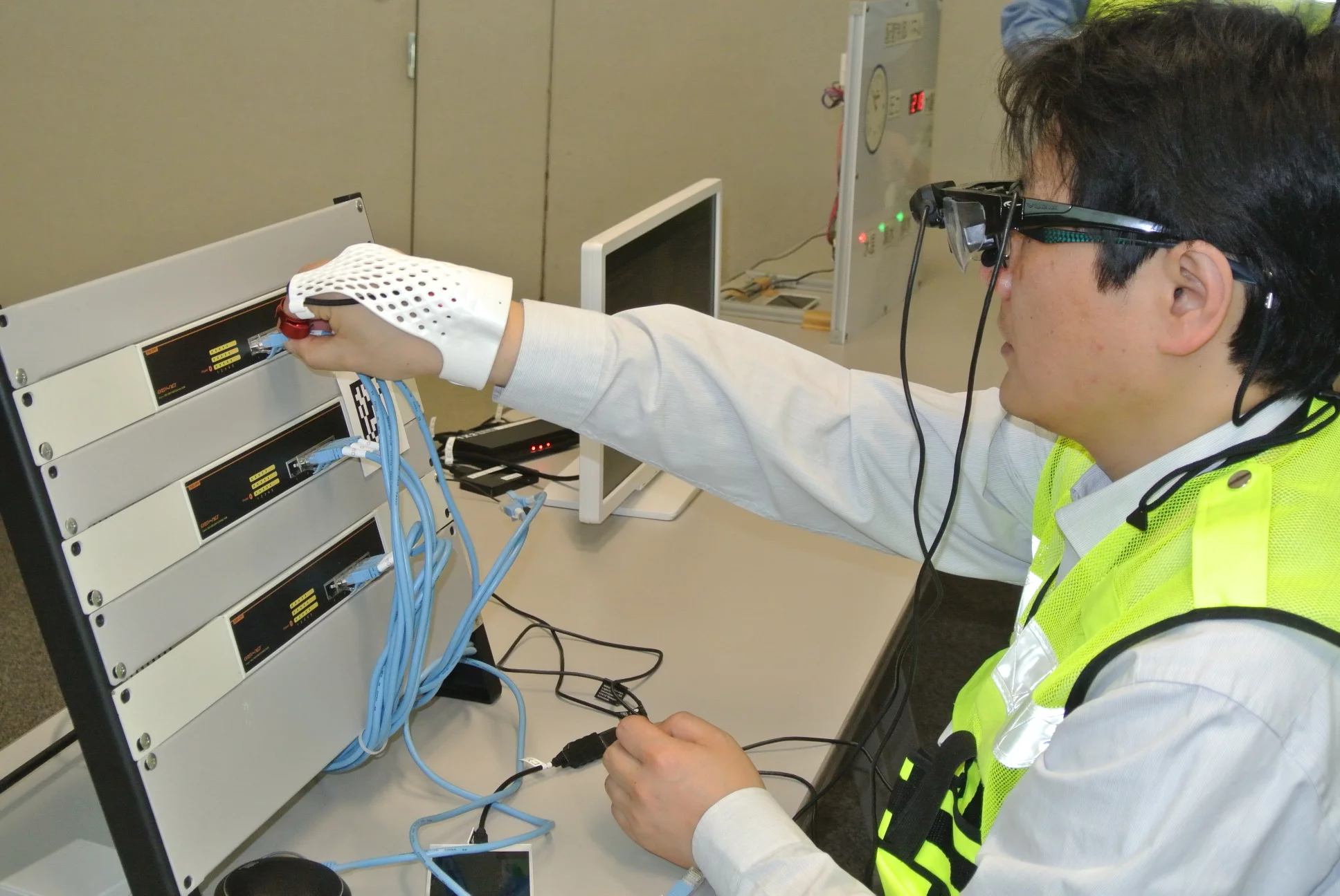 The glove can be used to control a head-mounted display (Photo: Fujitsu)