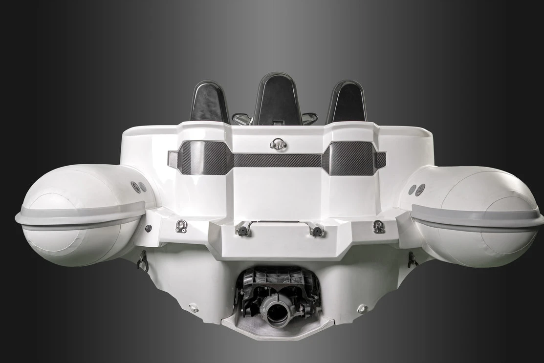The Seakart 335 is powered by a Yamaha 110 CV or 180 CV engine