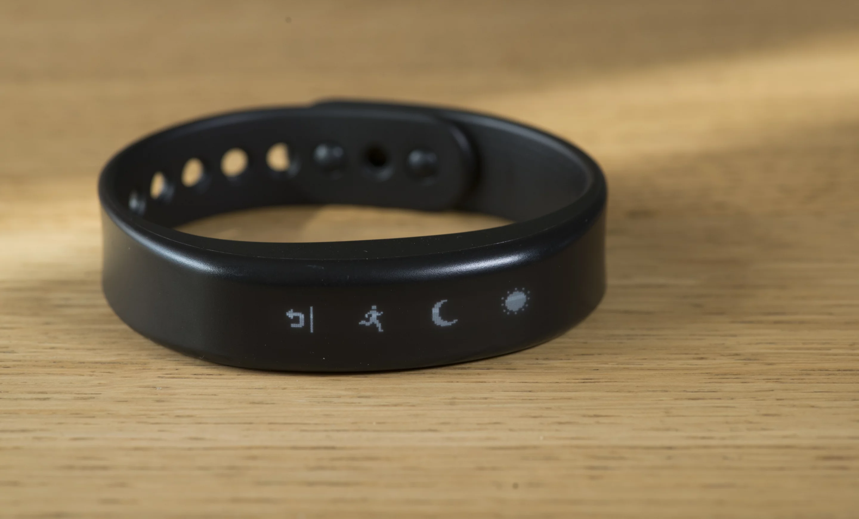 Holding down on the screen of the Garmin Vivosmart accesses various settings (Photo: Simon Crisp/Gizmag.com)