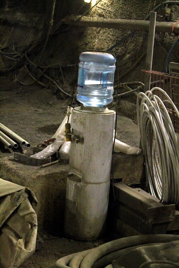A watercooler moment at Farringdon (Photo: Stu Robarts/Gizmag)