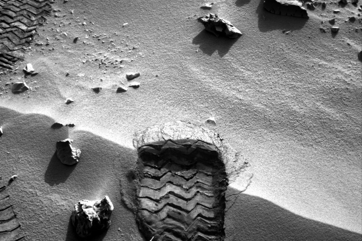 Wheel scuff mark made by Curiosity to expose fresh soil for collection (Image: NASA/JPL-Caltech)