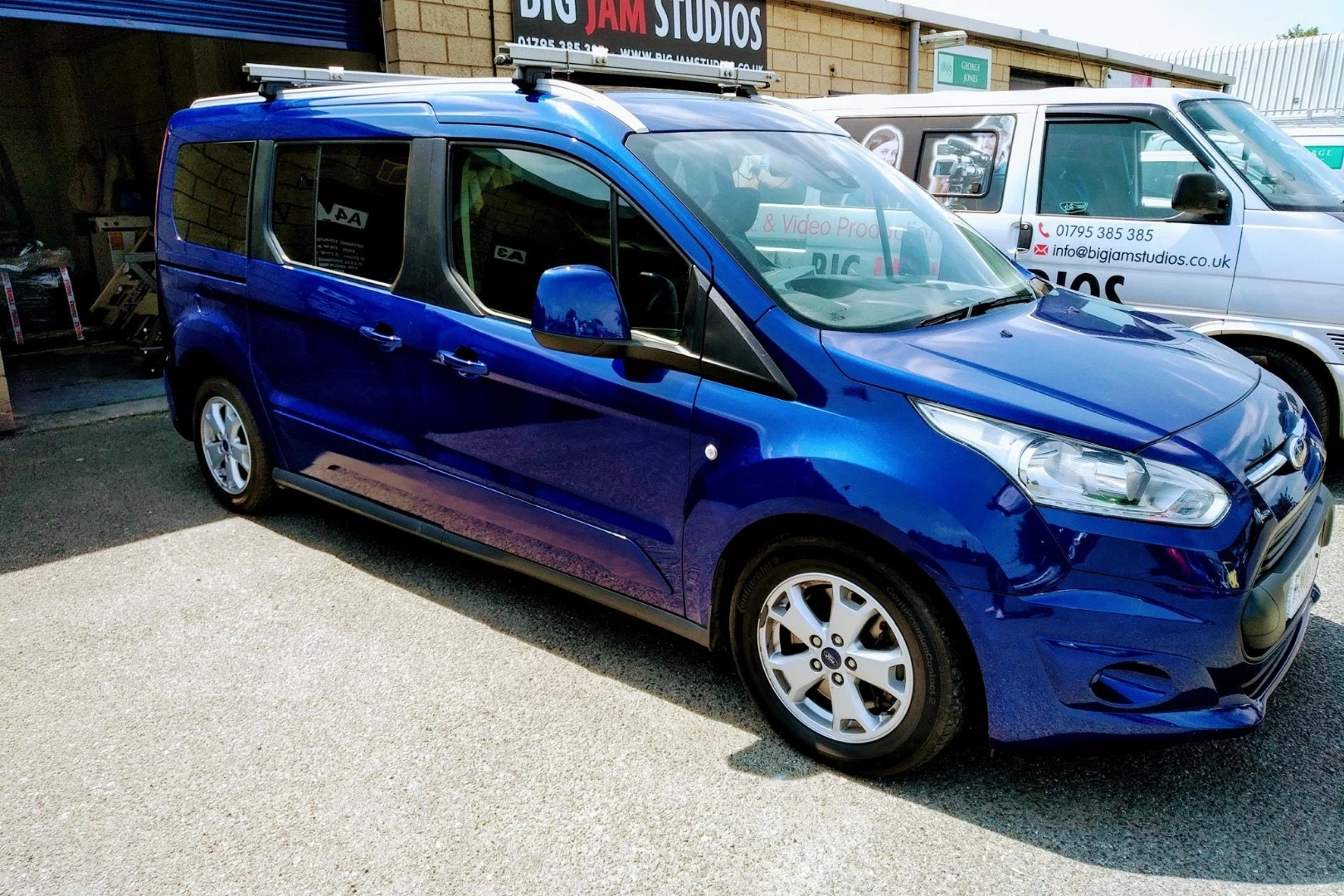 Ford Tourneo Connect with Campal ForTwo in back
