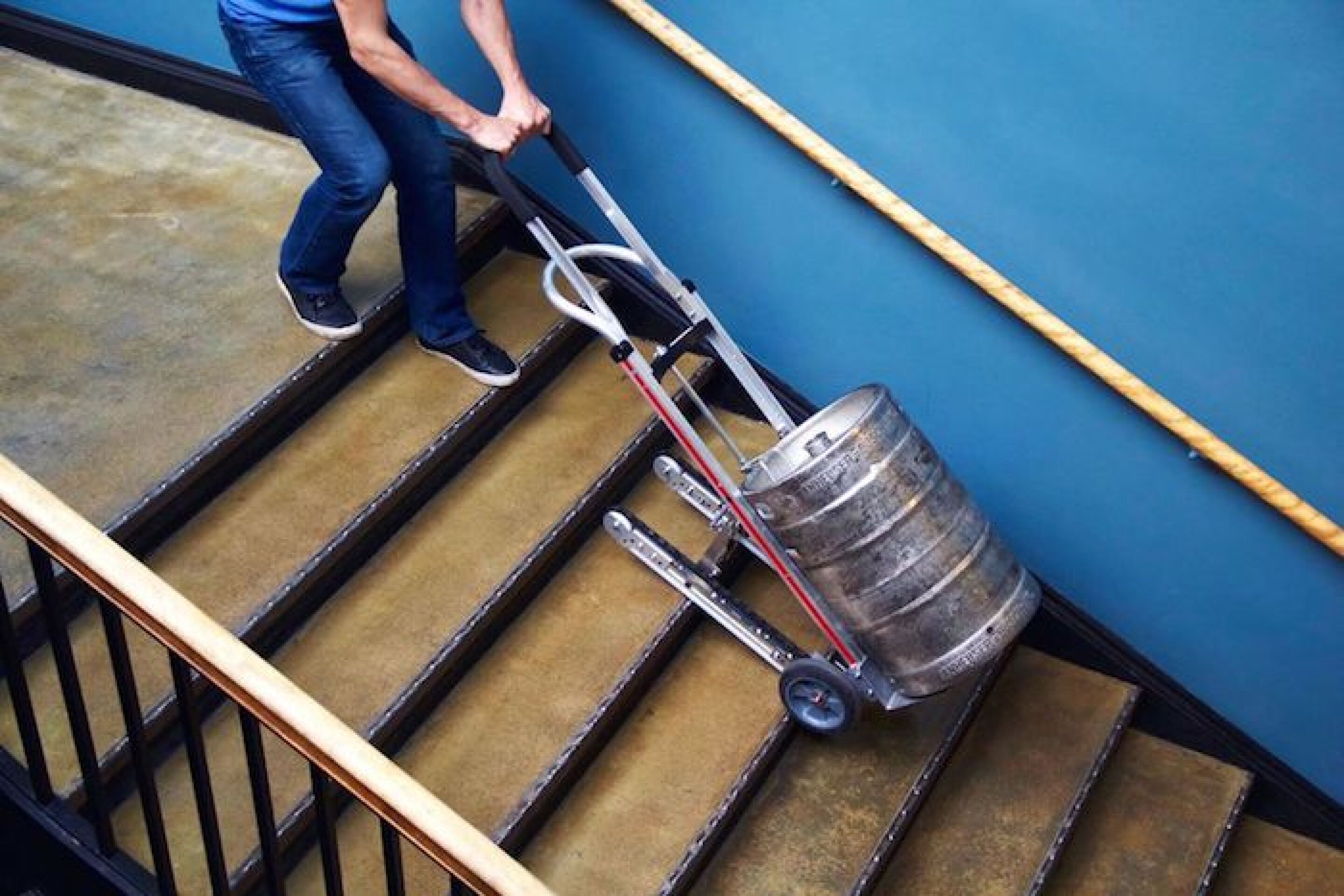 Tanktreaded hand truck "Glydes" down stairs