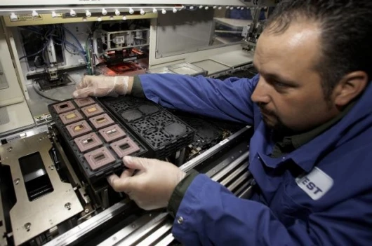 IBM Test Manufacturing Technician B.J. Barrett tests POWER6 microprocessors at the company's Burlington, Vermont facility. IBM today launched its first POWER6-based systems that set new benchmarks for speed, energy efficiency and virtualization capabiliti