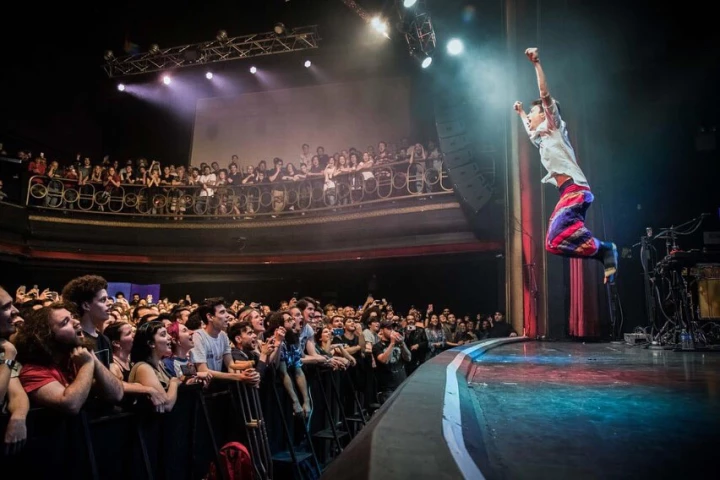 Jacob Collier turns a crowd of thousands into a chromatically-capable three-part insta-choir
