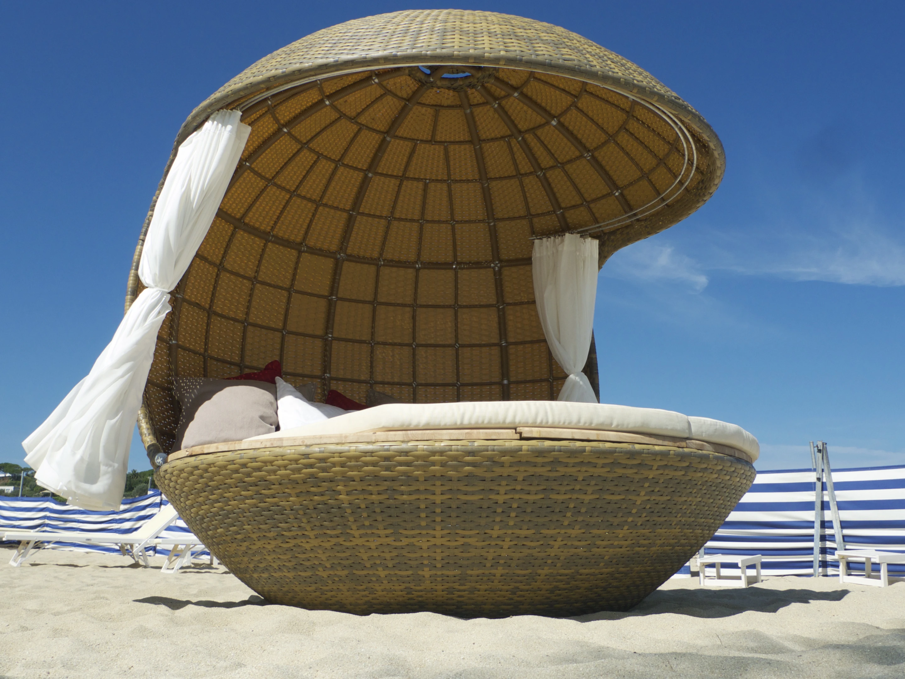 The Cocoon Beach is presented as an open structure and is covered in the same synthetic weaving as the Jungle edition