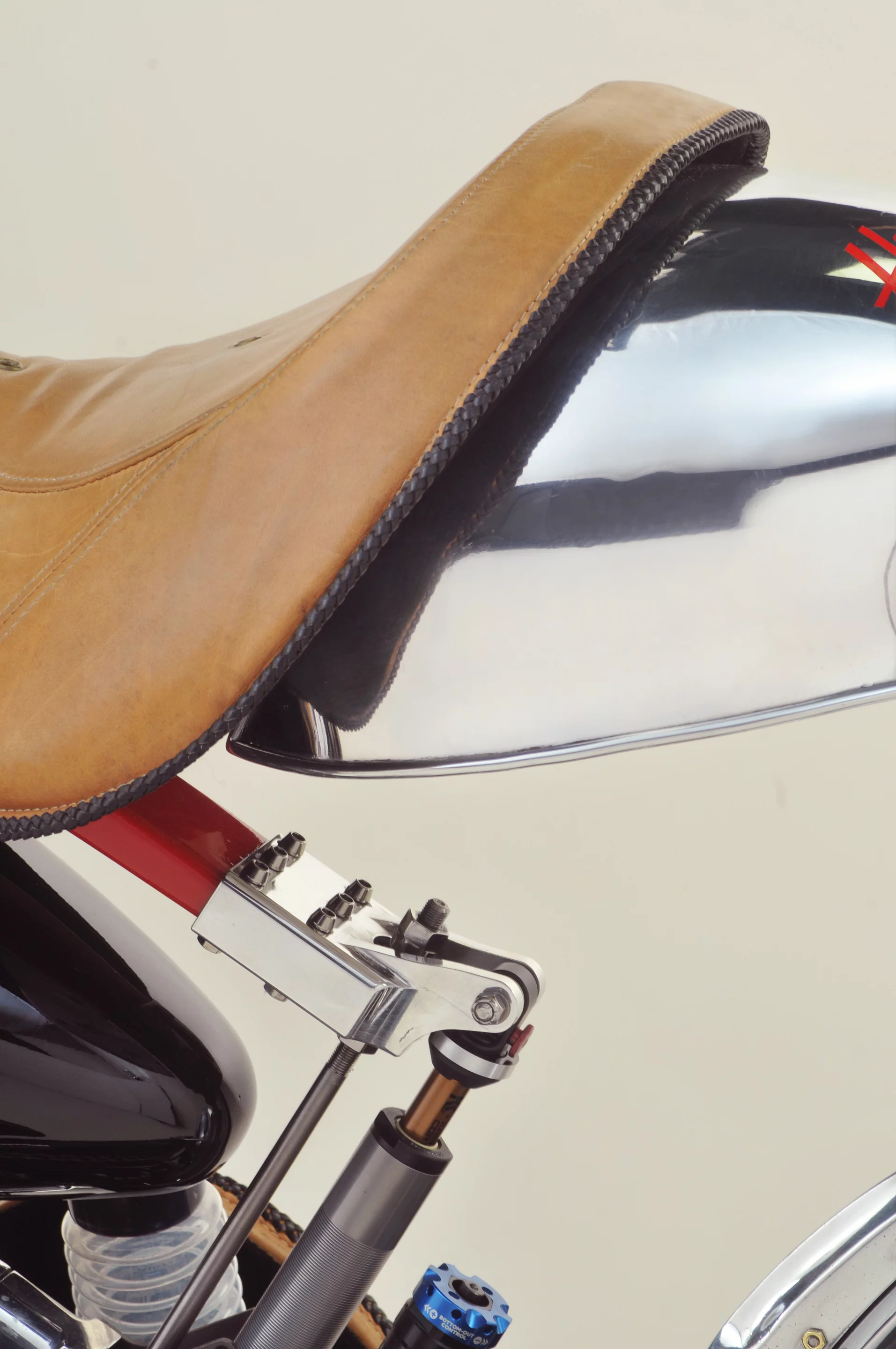 Bienville Legacy: the leaf spring suspension connects to the swingarm blades with a damping rod