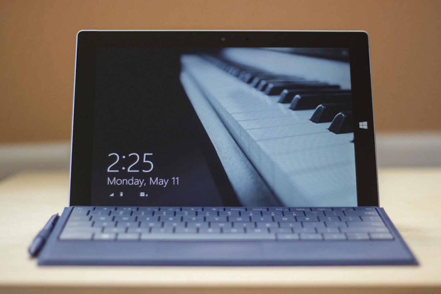 The Surface 3 has a 10.8-in display, with the same 3:2 aspect ratio we saw on the Pro 3 (Photo: Will Shanklin/Gizmag.com)