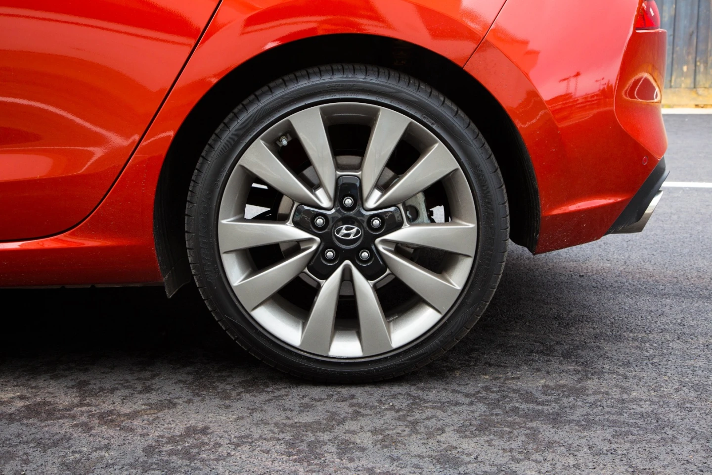 The i30 SR rides on unique 18-inch wheels