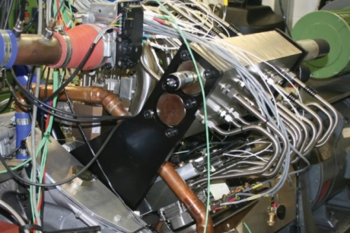 Ricardo's combination two and four stroke motor