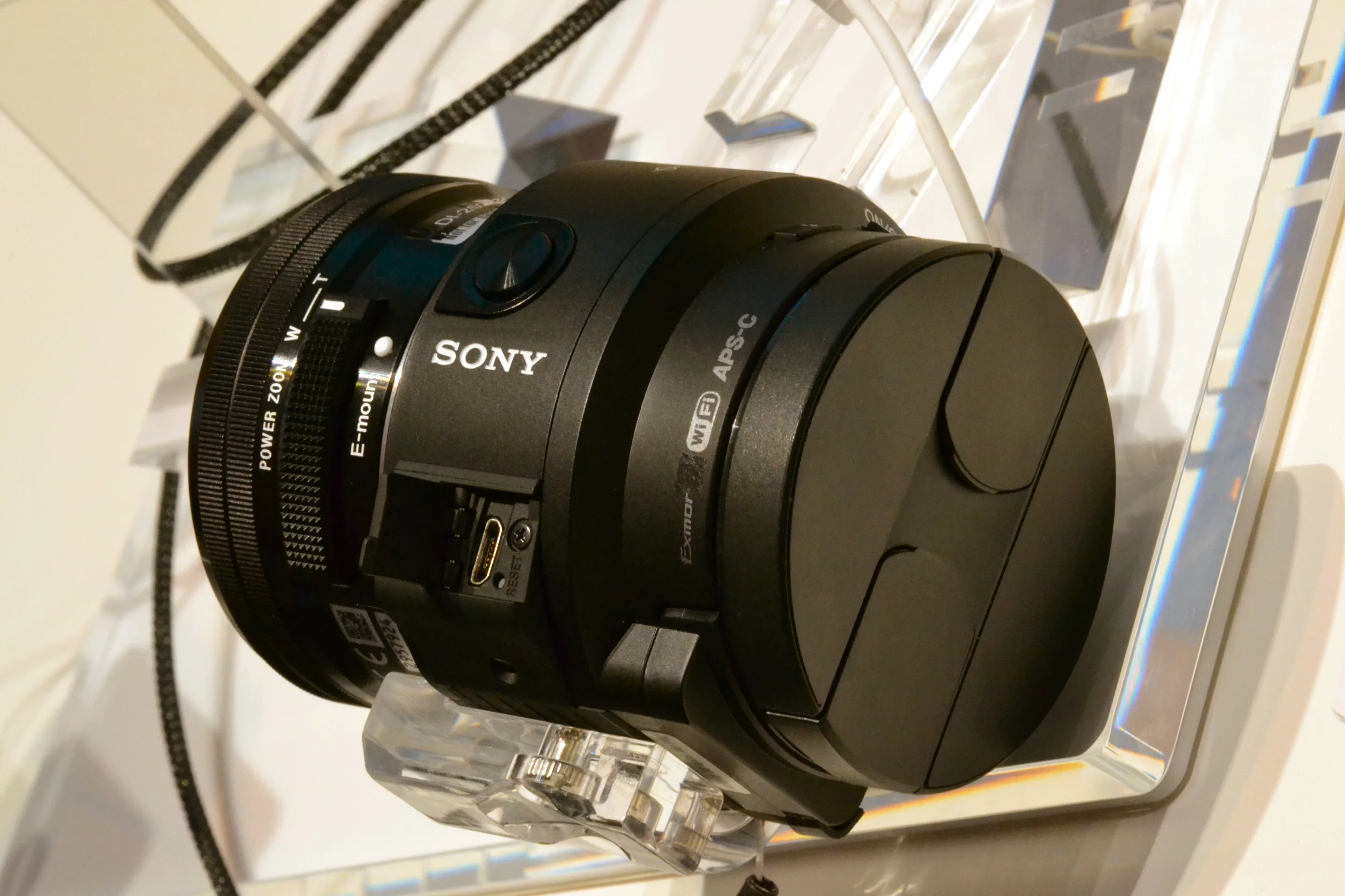The DSC-QX1 features a 20.1-megapixel APS-C size (23.5 x 15.6 mm) Exmor CMOS sensor (Photo: Paul Ridden/Gizmag)