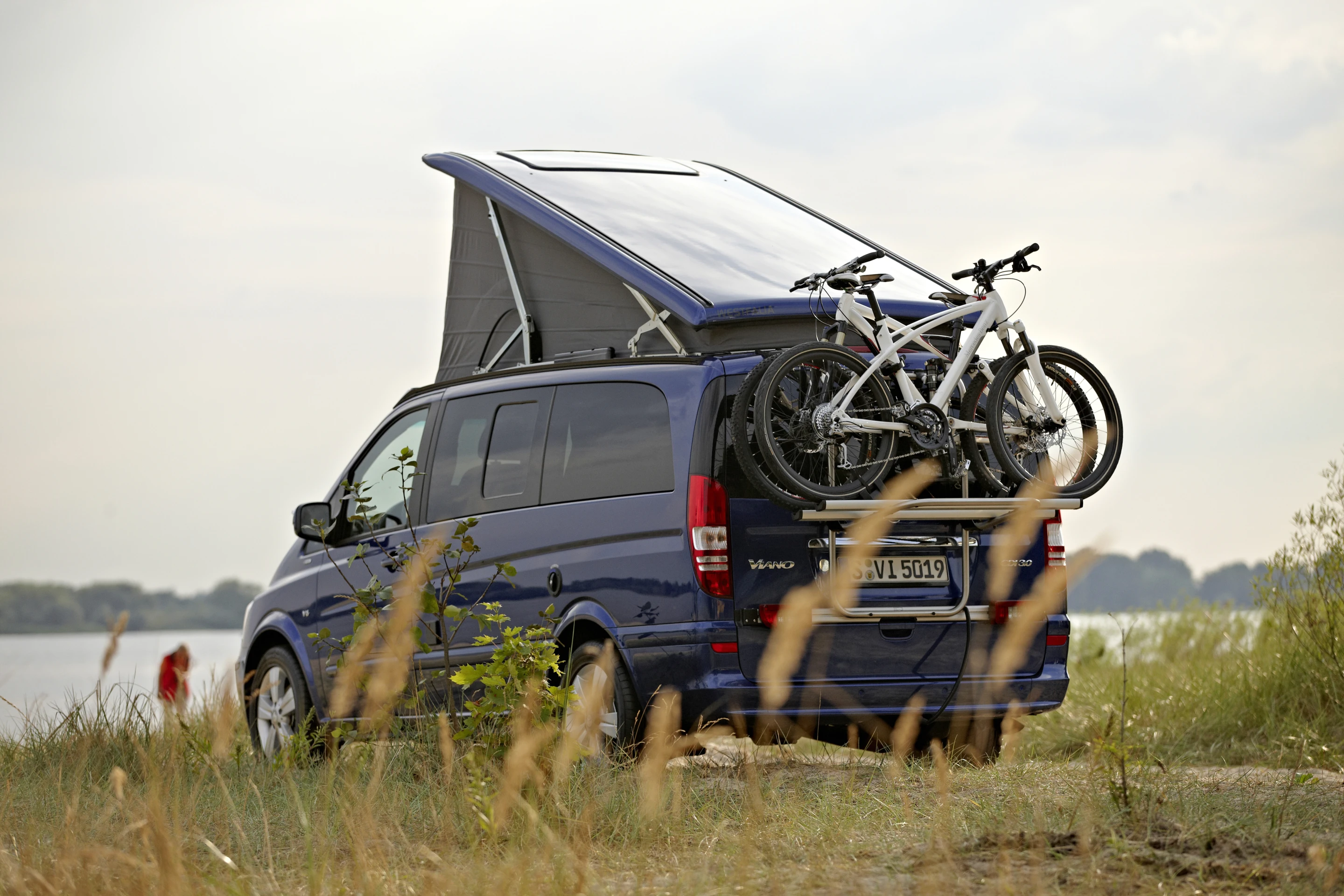 A Mercedes-Benz Viano Marco Polo Edition equipped with a rear bike rack (Photo: Mercedes-Benz)