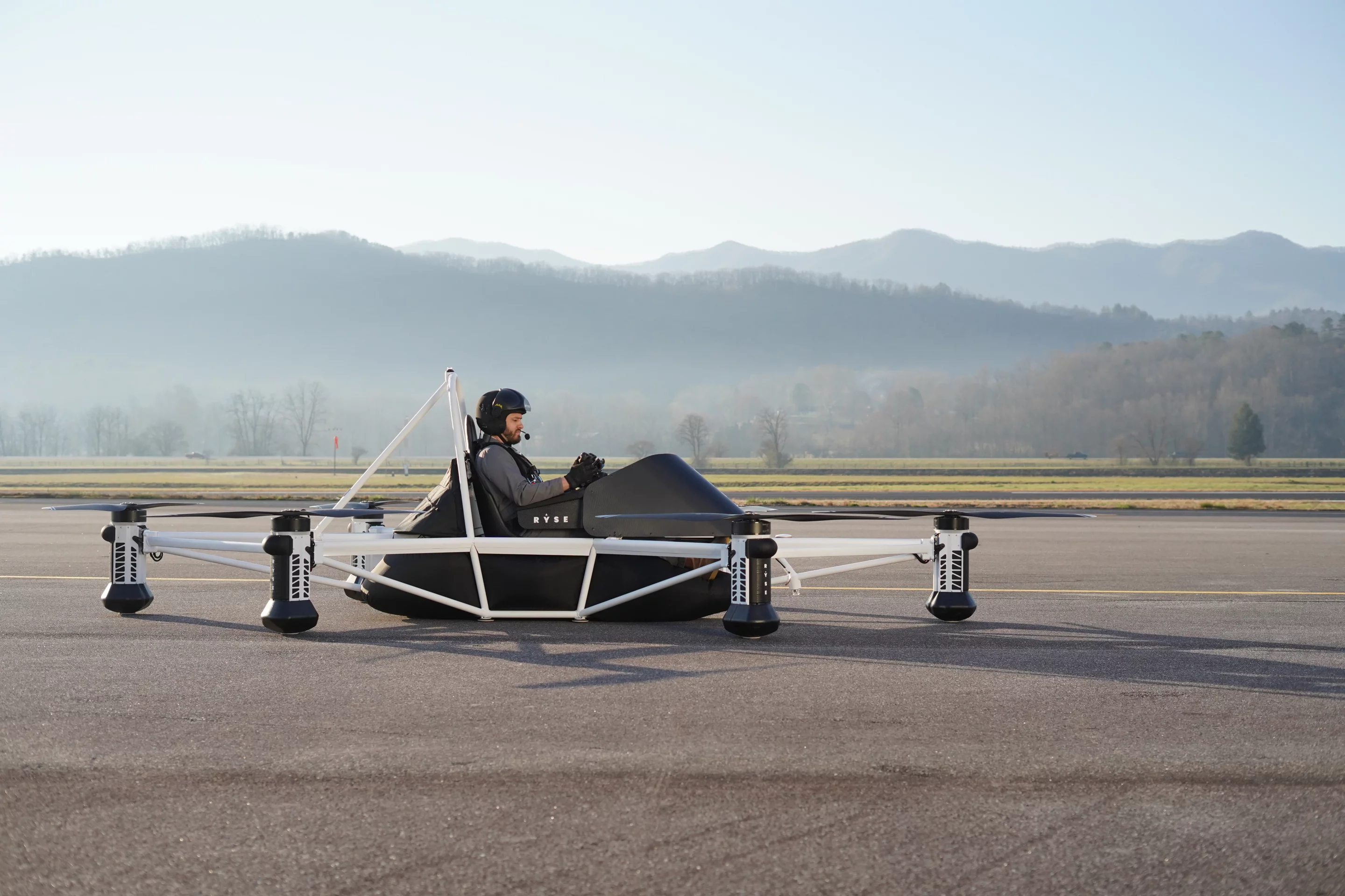 Ryse states that the Recon will weigh less than 300 lb (136 kg), have a range of up to 25 miles (40 km), a top speed of 63 mph (101 km/h), and the ability to takeoff and land on both land and water