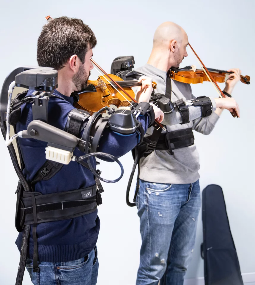 It was found that by using the exoskeletons, "violinists were able to align their arm movements more precisely, synchronize their bow positions better, and achieve better musical coordination"