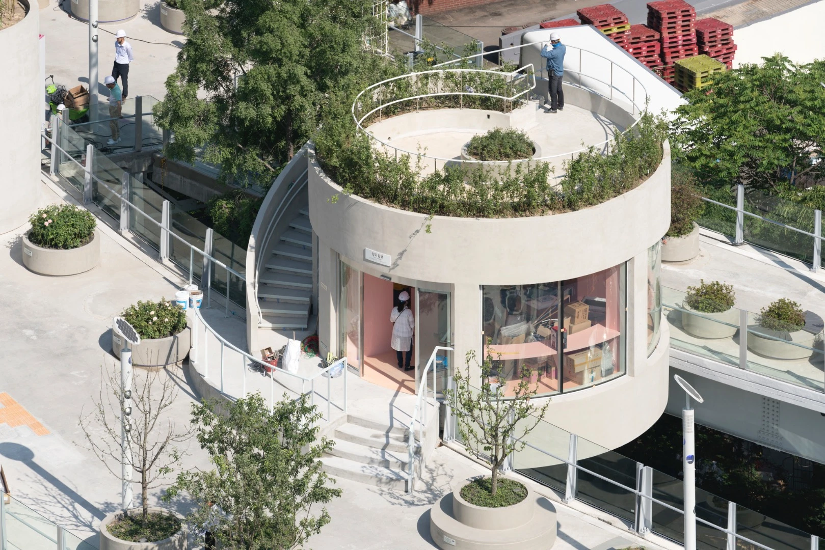 The roof of this particular cylindrical building in the Seoullo 7017 Skygarden can be accessed