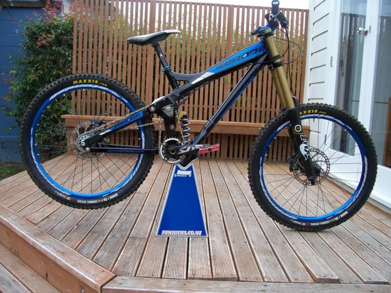 The Zerode G-1 mountain bike incorporates a mid-bike-mounted internal geared hub, which is said to allow it to perform better than a regular MTB in a variety of ways