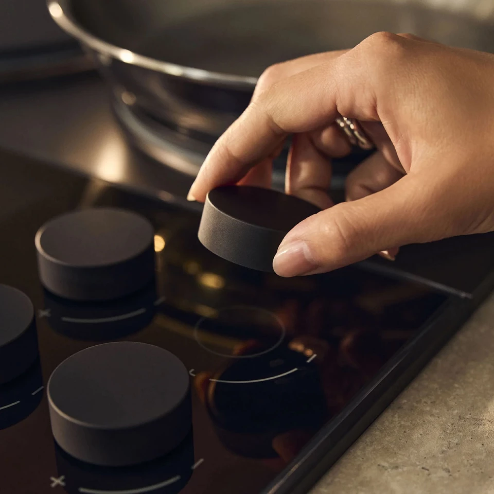 The cooktop’s control knobs lift off for cleaning – under-glass sensors pick up their settings