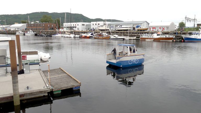 The prototype Autoferry can complete the crossing, which is a little under 100 m (328 ft) wide, in one minute