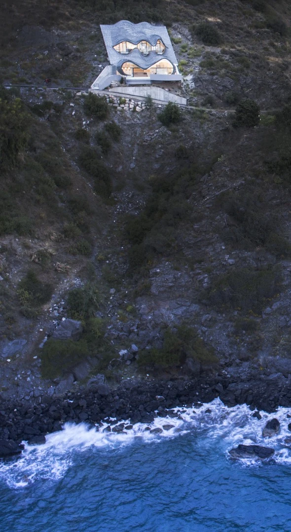 House on the Cliff was commissioned by a couple with a challenging hill plot with a 42-degree slope