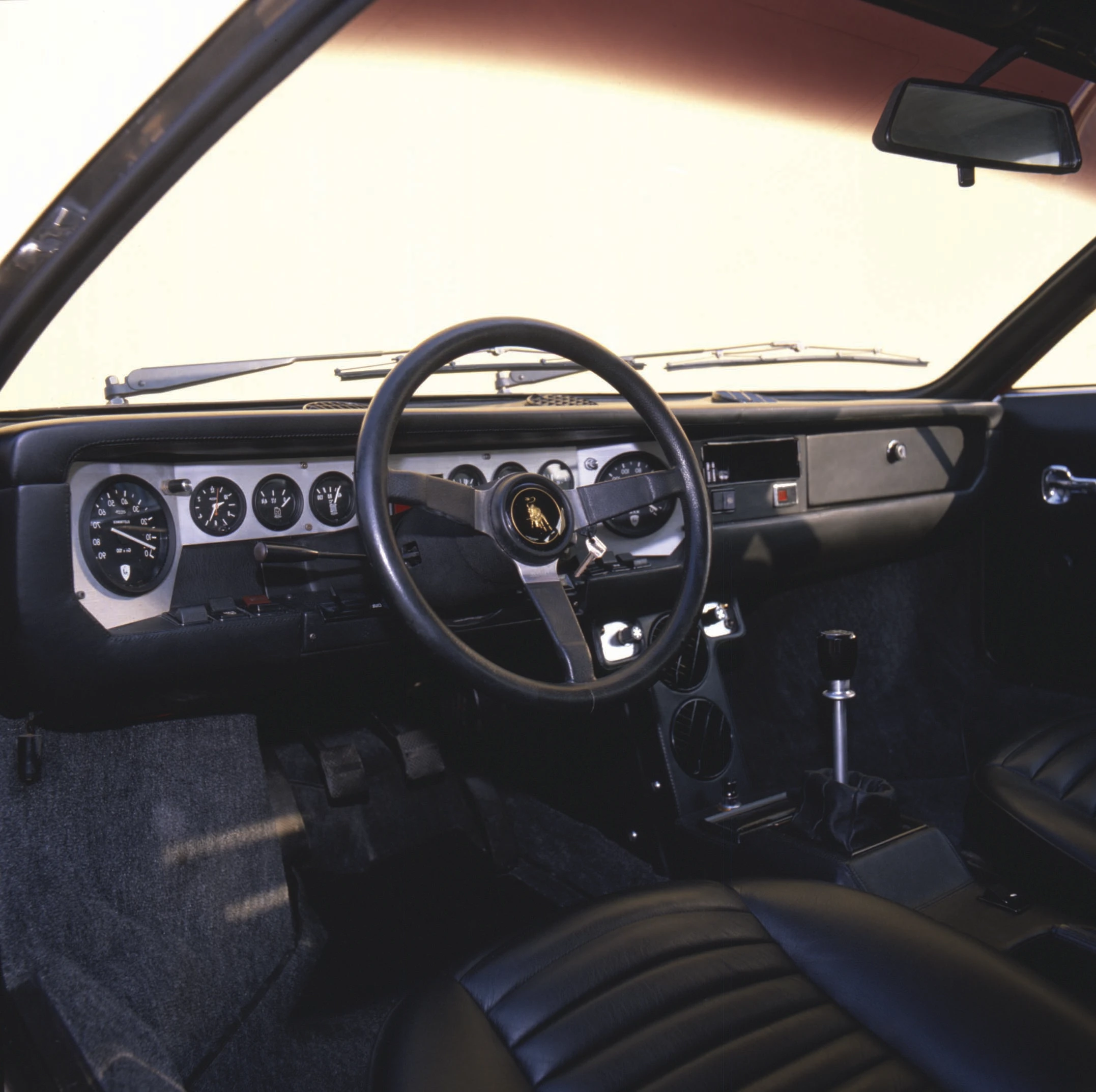 3 versions of the Urraco were built, with V8 engines of 2.0, 2.5 and 3.0 litre displacement, developed power of 182, 220, and 250 hp respectively (top speed of 220-250 km/h)