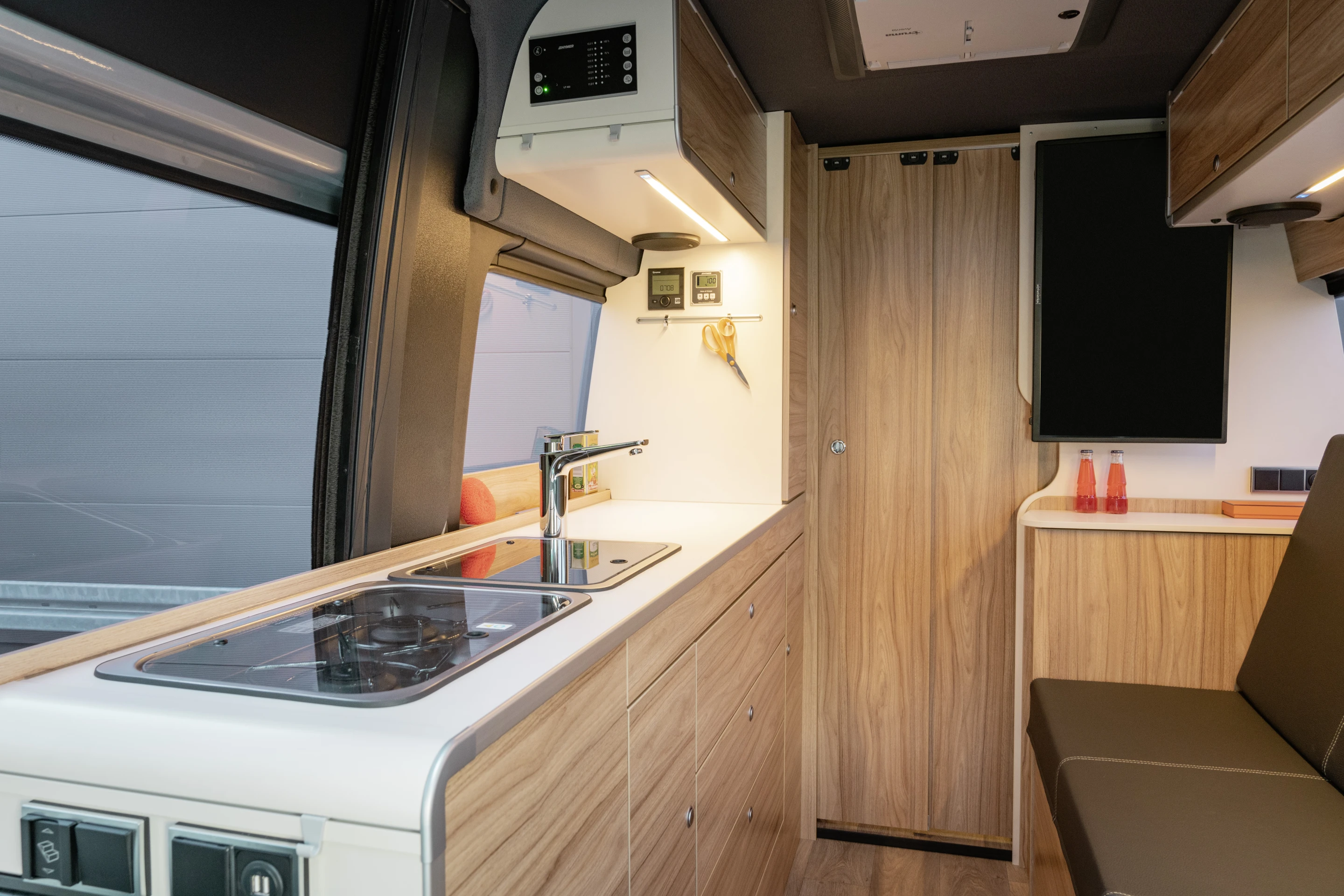 By eliminating the central bathroom compartment and standing height fridge/cabinet, Hymer pushes the walls toward the rear and opens up the main living space