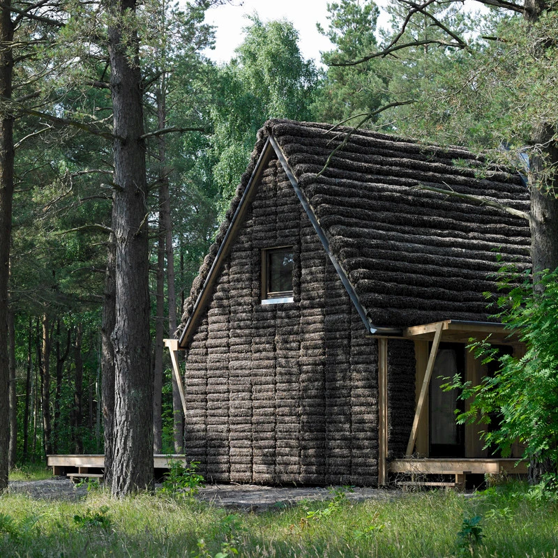 Located on the small island of Læso in Denmark, the Modern Seaweed House features a simple wooden structure covered and insulated with seaweed