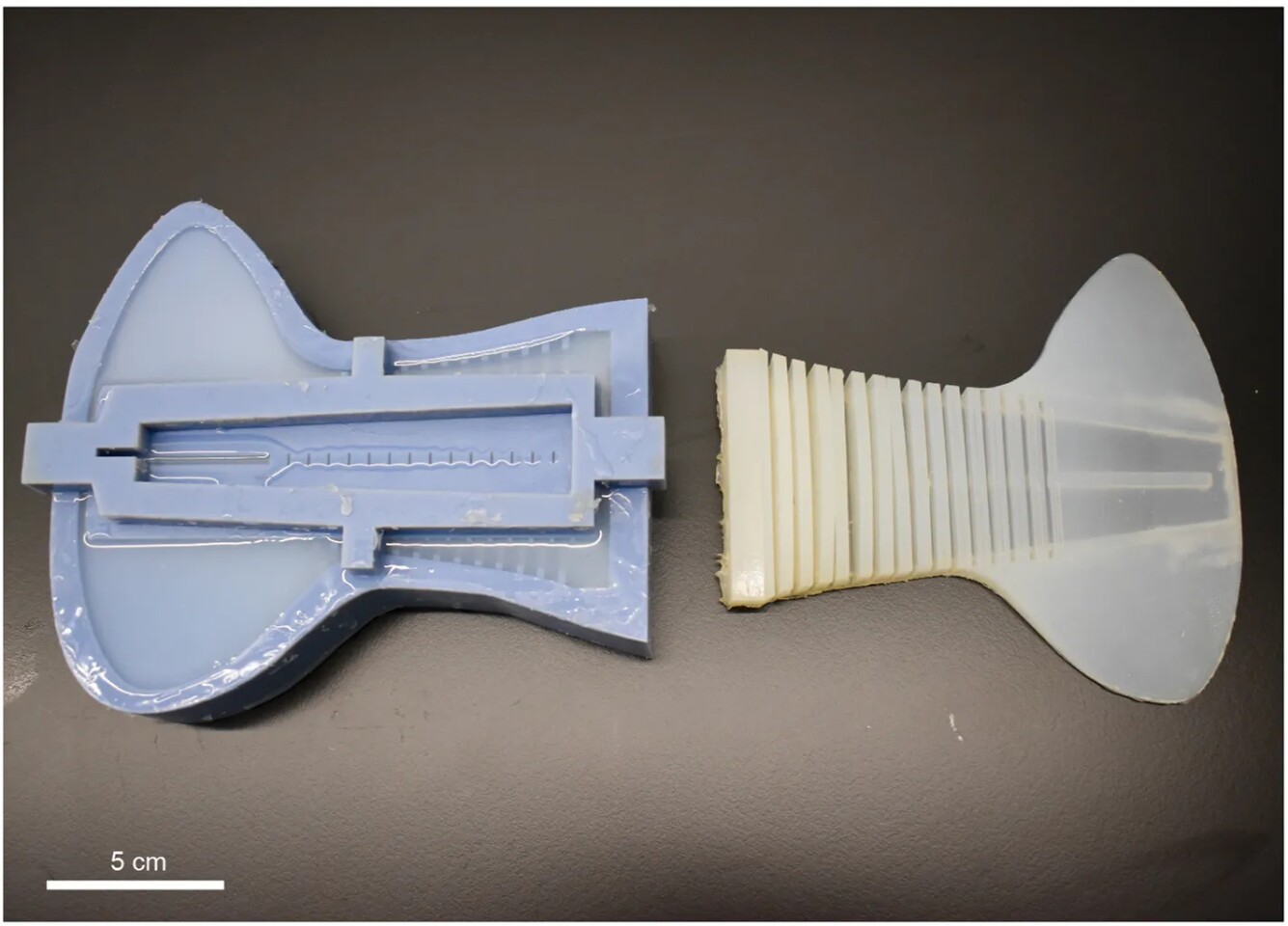 The flexible silicon tail was cast via a 3D-printed mold