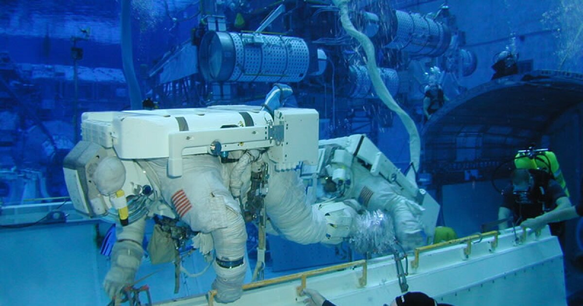 Dive into NASA's weightlessness-simulating pool in new 360-degree video
