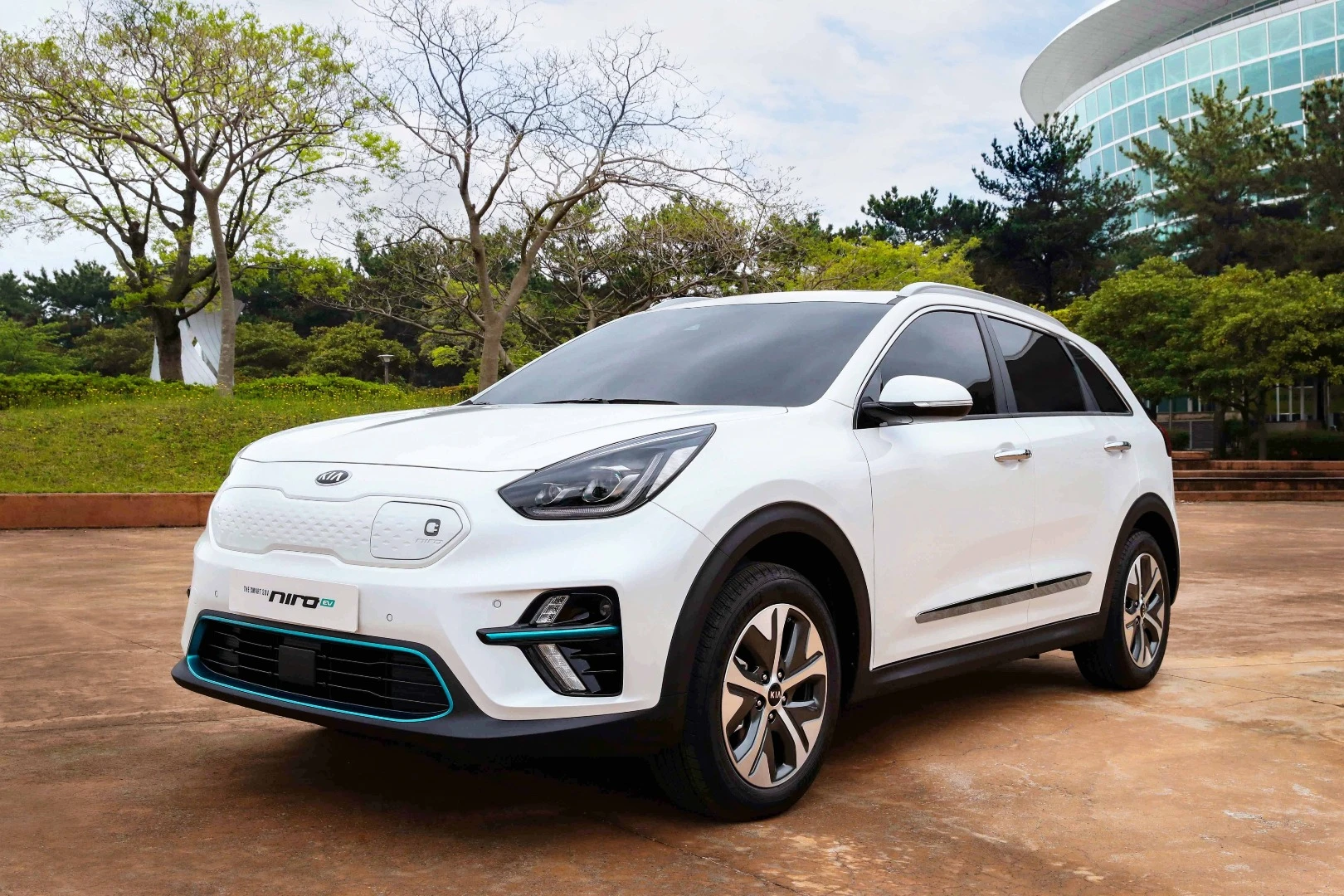 Kia says that the production Niro EV will have over 450 km (280 mi) of range per charge