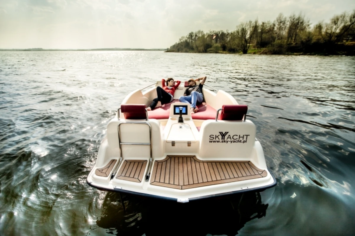 The Joyboat can reportedly cruise for up to eight hours on one charge of its battery pack