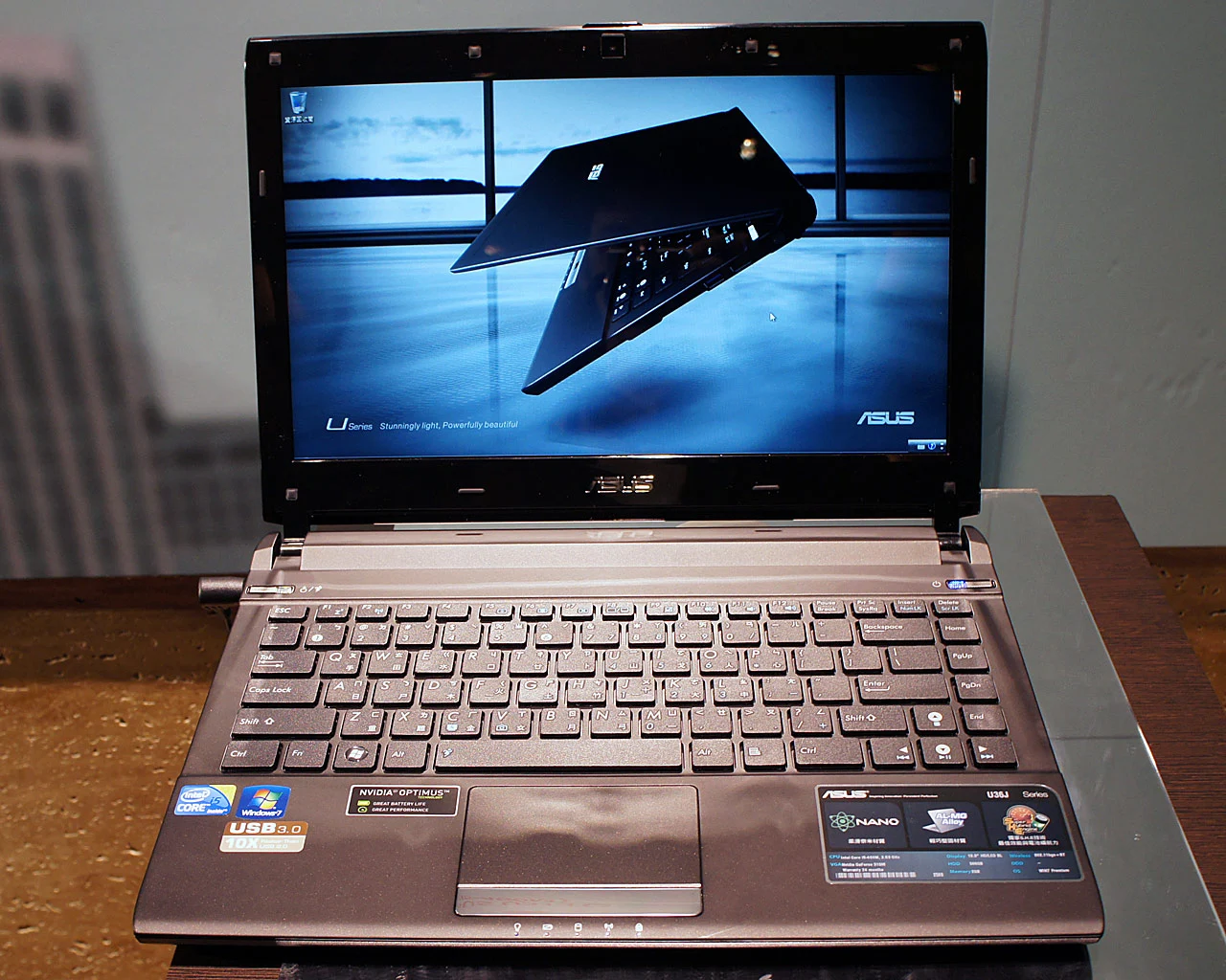 ASUS engineers have developed exclusive thermal technology to transfer heat away from the system while offering a more comfortable past rest experience for the user